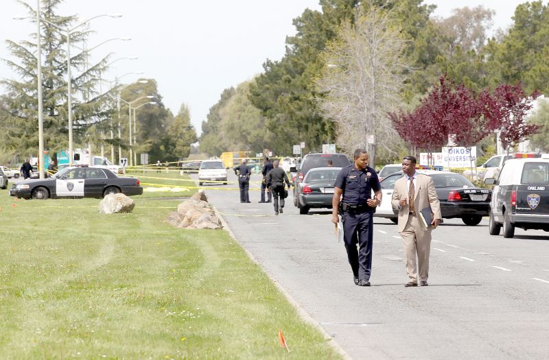 Policiais cercaram o prédio da universidade onde um ex-aluno abriu fogo contra estudantes, em Oakland, no estado da Califórnia | Jed Jacobsohn/Getty Images/AFP