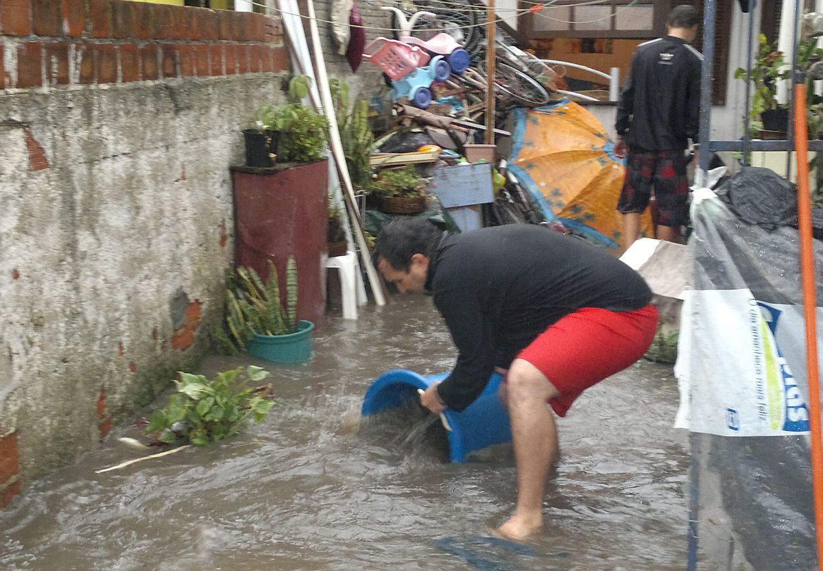 Moradores do bairro Alto Boqueirão tiveram suas casas inundadas com a chuva deste domingo | Gazeta do Povo