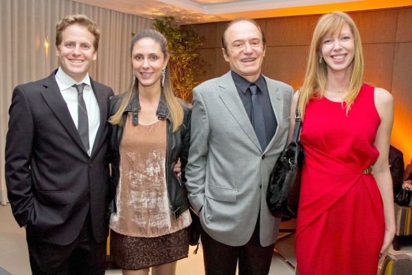Hugo Peretti Neto e a esposa, Patrícia Franklin Peretti, e Percy Peretti (pai de Hugo), com a esposa Daniella Chor Pereira Peretti, no coquetel de entrega do edifício Porto Bellagio, no Juvevê, projeto assinado pelo arquiteto José Luiz Smolka. A bela festa teve produção da Jayme Bernardo Eventos | Naideron Jr.