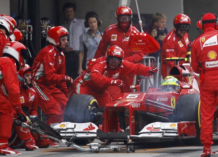 Felipe Massa nos boxes em Xangai: ele acredita que escolheu o momento errado para os pit stops | Aly Song/Reuters