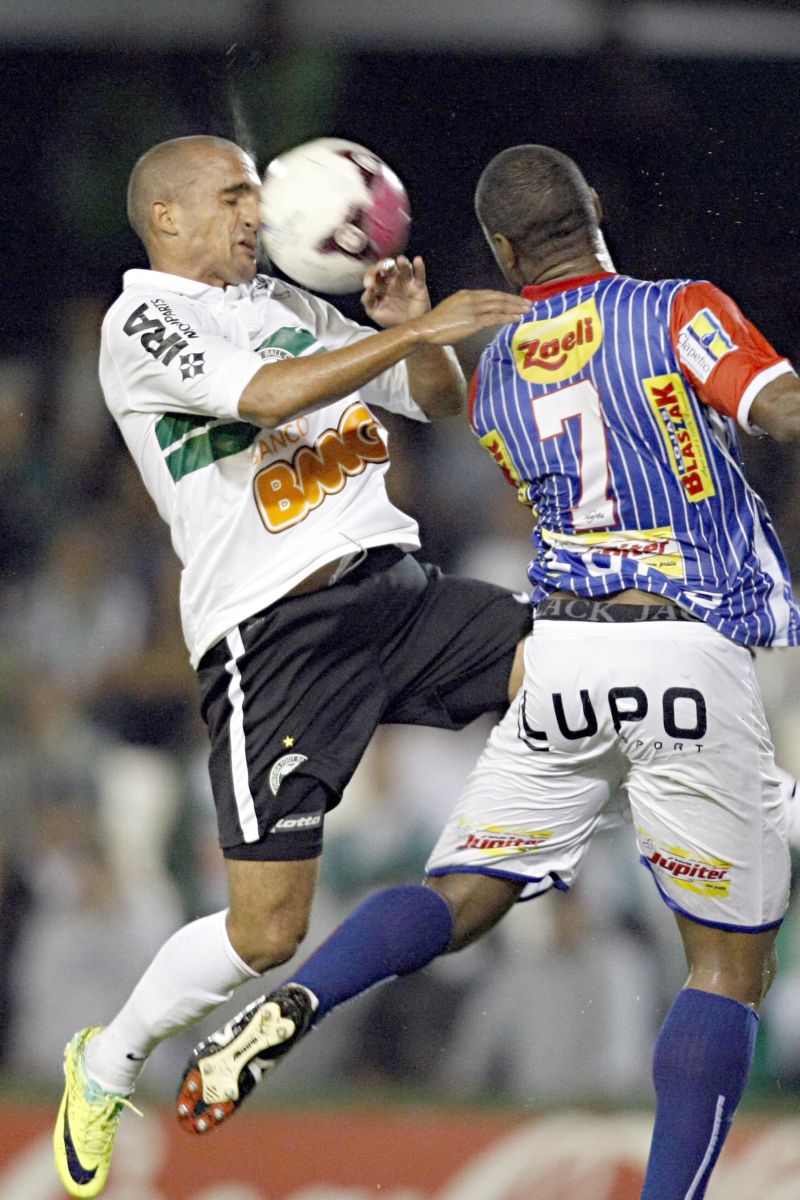 O coxa-branca Gil leva uma bolada no rosto durante disputa com Cleiton, do Cianorte | Albari Rosa/ Gazeta do Povo