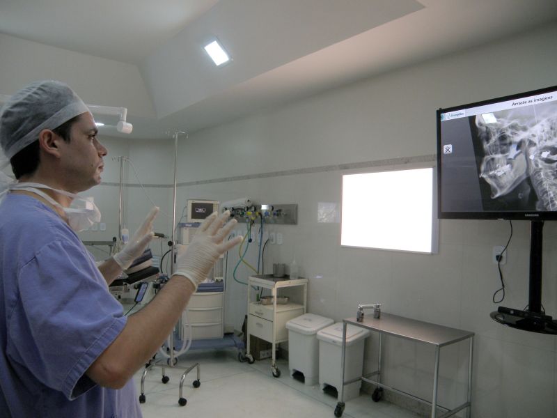 Médico do Hospital Evangélico de Londrina testa o Intera: equipamento evita contaminações | Divulgação