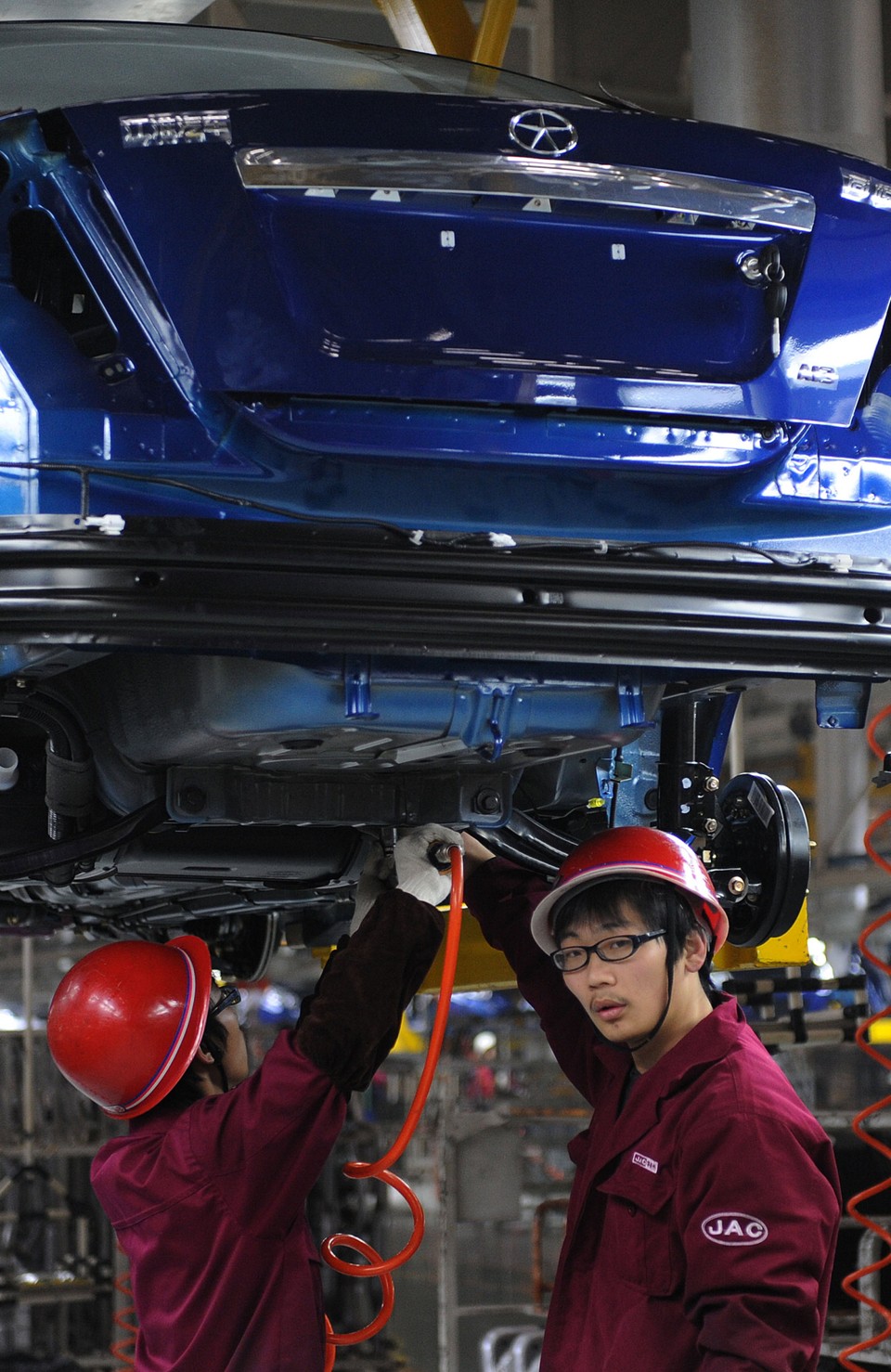 Fábrica de automóveis na china: crescimento acelerado provoca escassez de recursos minerais. | AFP PHOTO