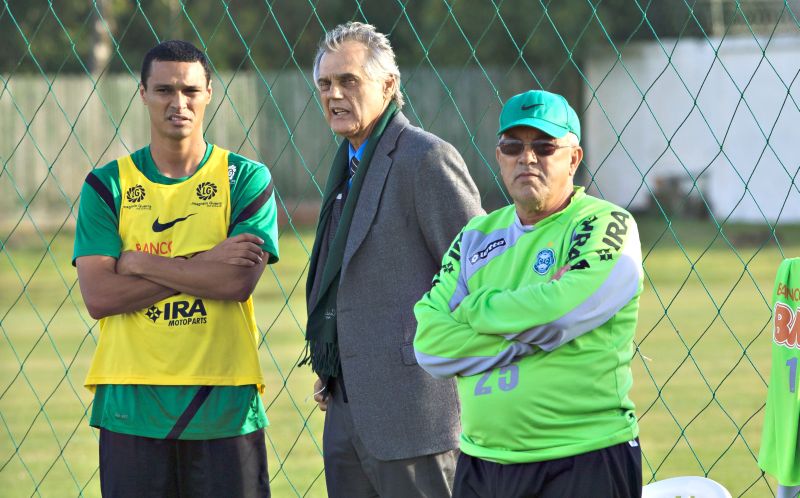 Emerson conversa com o presidente coxa Vilson Andrade e um membro da comissão técnica: aposta na estrutura do clube | Antonio Costa/ Gazeta do Povo