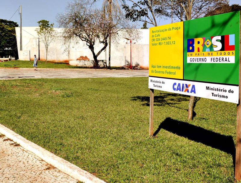 Recursos federais foram usados na construção de um auditório (no muro branco) e a revitalização da praça em frente, em Jandaia do Sul | Fábio Dias/Gazeta do Povo