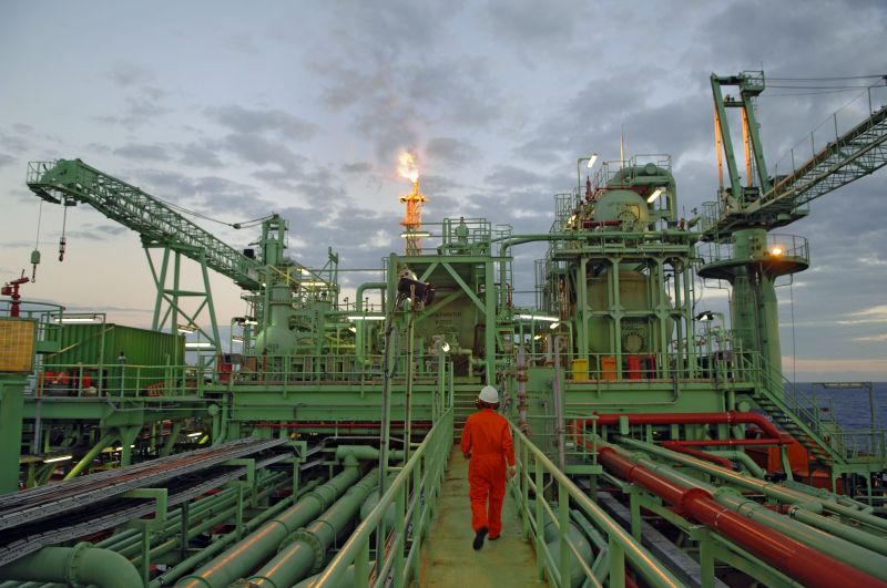 Navio de prospecção no campo de Tupi: pela proposta, poços ficariam em águas paranaenses | Agência Petrobras