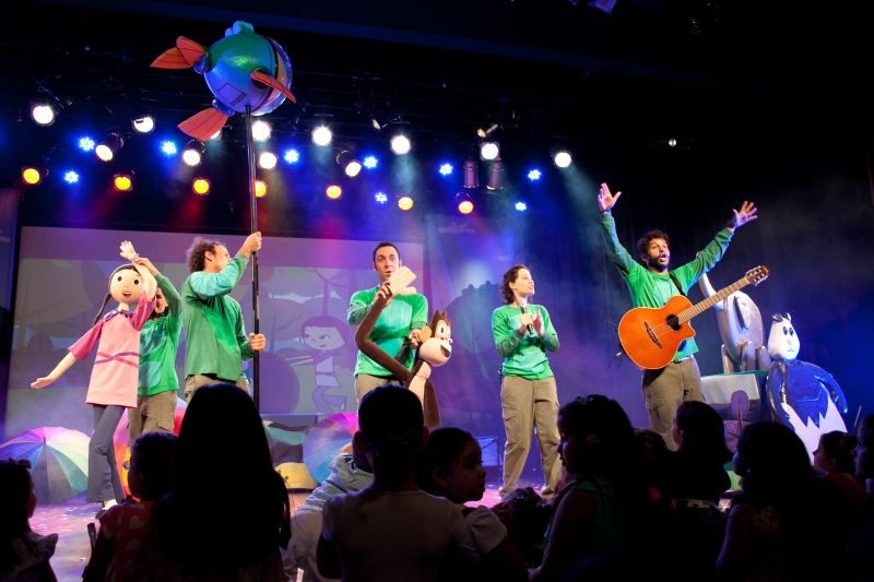 Os atores e músicos que conduziram o espetáculo "Cante com Peixonauta" | Bruno Tetto / Divulgação