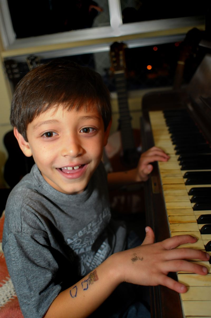 João Pedro Coelho Roman, de 7 anos, pediu para fazer aulas de piano | Daniel Caron/ Gazeta do Povo