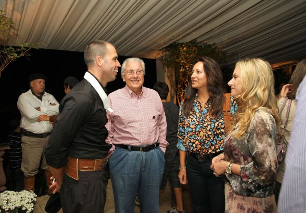 O ex-banqueiro e criador Júlio Bozano e sua mulher, a veterinária Inês de Castro (ambos ao centro), estavam entre os convidados do coquetel e leilão de cavalos Crioulo em comemoração aos 25 anos da Estância São Rafael, no último dia 24. Na foto, o casal com o anfitrião Mariano Lemanski e sua mulher, a DJ Bibba Pacheco | Joel Rocha