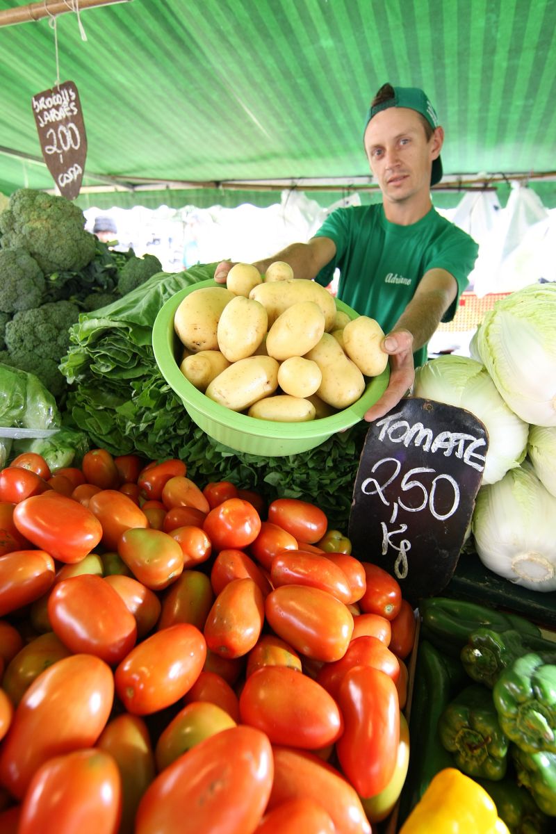 O feirante Adriano Matucheski: como ele mesmo produz o que vende, preços oscilam menos | Ivonaldo Alexandre/ Gazeta do Povo