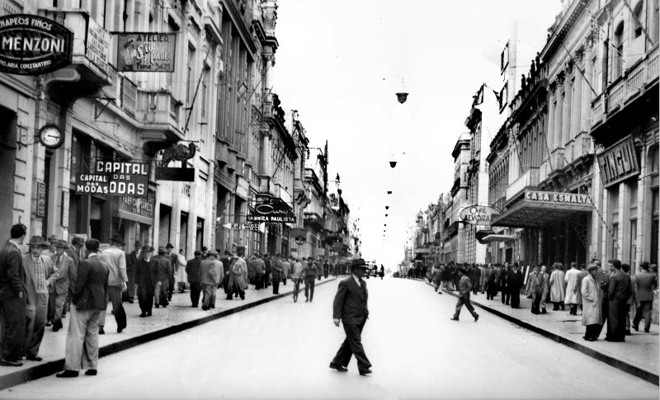A Rua XV já era uma artéria de frequência de pedestres. Foto doSenadinho, em 1945 |