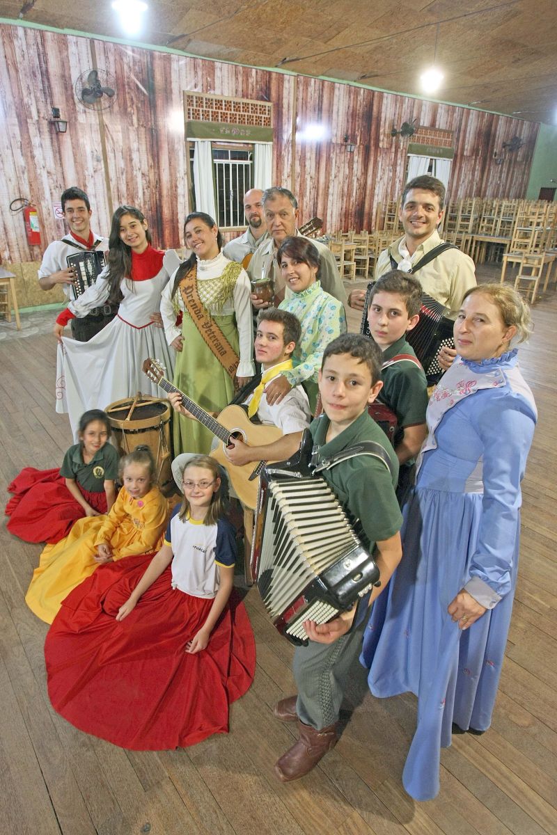 Cerca de 30 crianças e adolescentes ensaiam danças típicas | Hugo Harada/ Gazeta do Povo