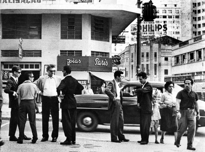 O tempo passava, e a Rua XV era o ponto de encontro preferido do curitibano. Como o desses rapazes na esquina da Rua Dr. Murici, em 1962 |