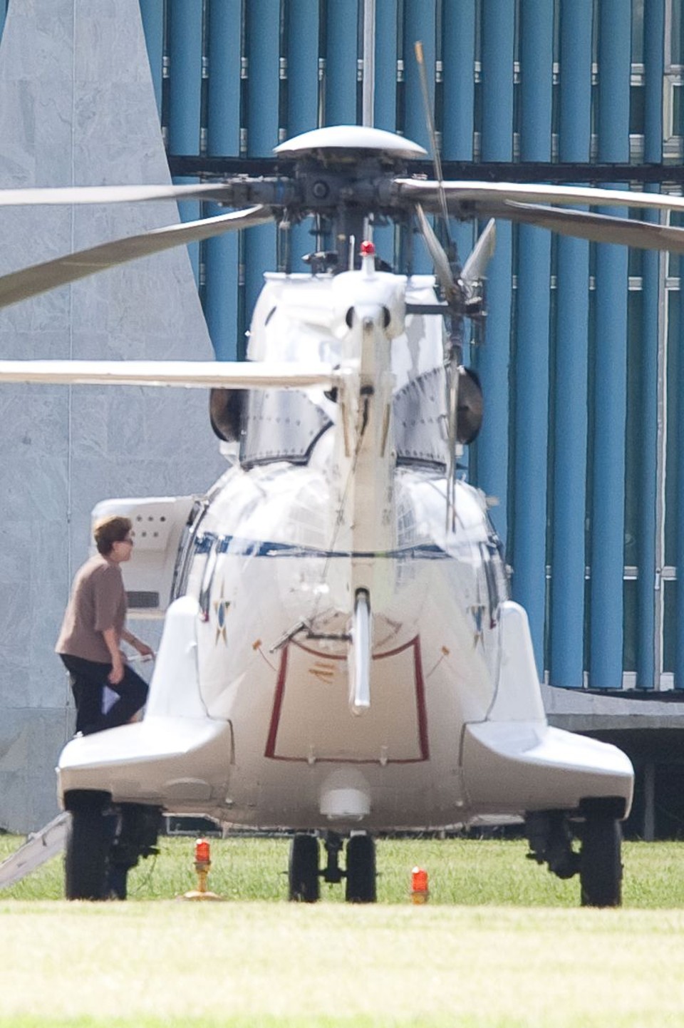 Dilma Rousseff no helicóptero que a levou à base aérea: presidente embarcou ontem pela manhã para os EUA | Sérgio Lima/Folhapress