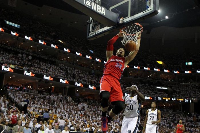 Blake Griffin salta para fazer cesta para o Los Angeles Clippers, na primeira vitória nos playoffs, diante do Memphis Grizzlies |