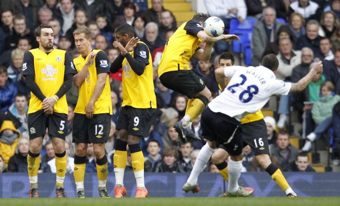 Kyle Walker cobra falta para o Totteham na vitória por 2 a 0 sobre o Blackburn | AFP