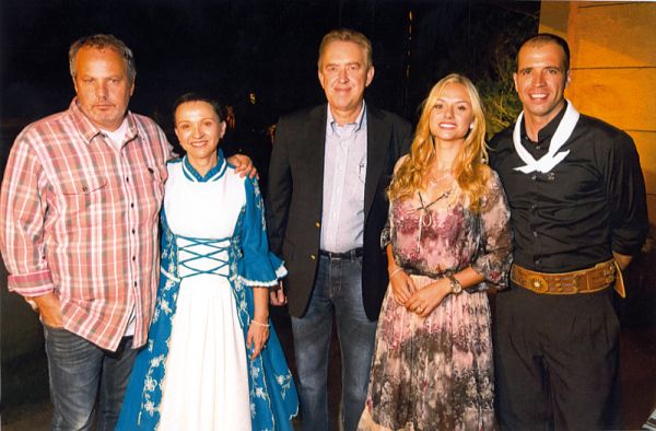 Na comemoração dos 25 anos da Cabanha São Rafael, o anfitrião Mariano Lemanski, último da esq. para a dir., com a esposa, Bibba Pacheco; mais Jayme Monjardim, diretor da Globo, Elsa Lemanski e o prefeito Luciano Ducci | Naideron Jr