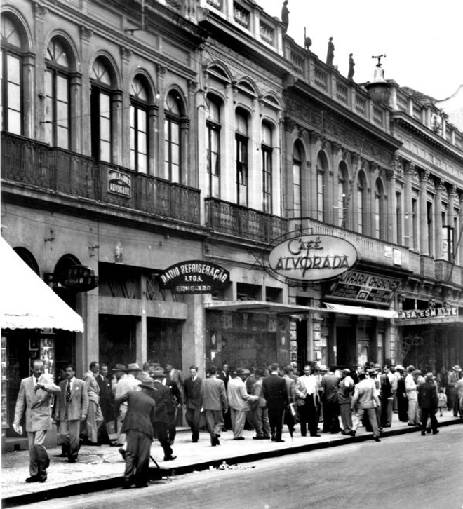 Hora de encontrar os amigos nos cafés da Rua XV. Foto doSenadinho, em 1946 |
