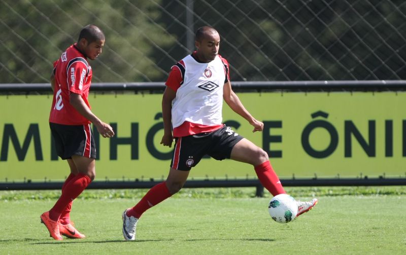 Ricardinho (com colete branco) será titular do Atlético contra o Criciúma | Aniele Nascimento / Gazeta do Povo