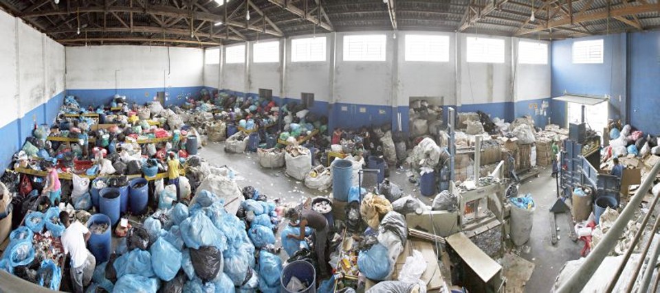 Se cooperativas de catadores de material reciclado se associarem a uma rede, o lucro mensal aumenta de 20% para 40% porque acaba com figura do atravessador | Antônio More/ Gazeta do Povo