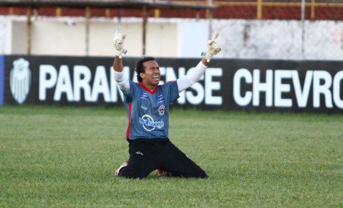 Goleiro Diego comemora o gol do Roma no empate em 1 a 1 com o Londrina | Roberto Custódio / Jornal de Londrina