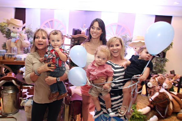 Jandirinha Khury (à dir.) levou os netos Lucas e Isabela à festa de 1 ano de João Pedro Araújo Thomé (no colo da avó paterna Clemilda Thomé). Ao fundo, a mãe do pequeno aniversariante, Flávia de Araújo. A festa, ambientada por Jayme Bernardo, movimentou o elegante condomínio Mansão Mirage, no último sábado | Jader da Rocha
