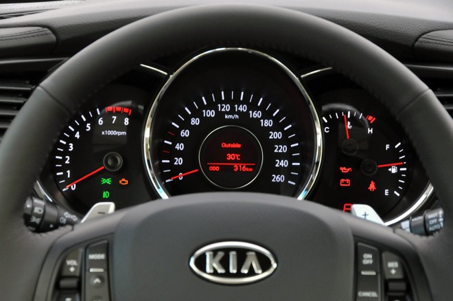 Painel segue o padrão da Kia, misturando branco e vermelho, e tem aros cromados. |