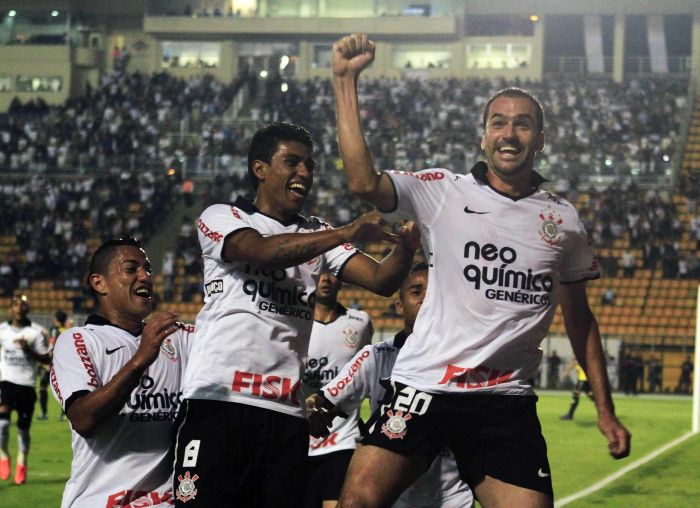 Meia Danilo comemora o primeiro gol na goleada de 6 a 0 do Corinthians diante do Deportiva Táchira | Nacho Doce / Reuters