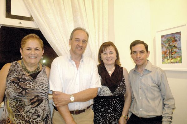 UM LUGAR AO SOL - Munira Calluf comemorou os 12 anos de sua galeria Um Lugar ao Sol com vernissage de Belmiro Santos, que inaugurou a mostra Múltipla. Na foto, Munira e o artista ladeiam Aírton Mengatto e Suzete Filipak. |