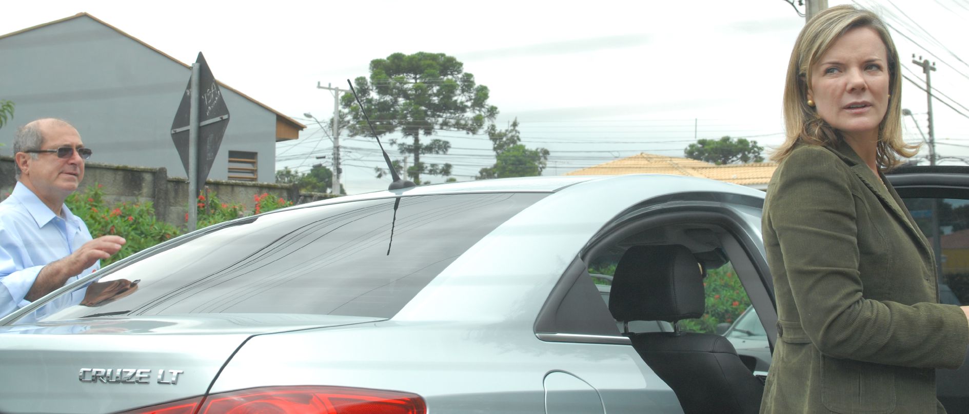 Os ministros Paulo Bernardo e Gleisi votaram pela manhã no Colégio Estadual João Bettega, no bairro Novo Mundo | Marcelo Andrade - Gazeta do Povo