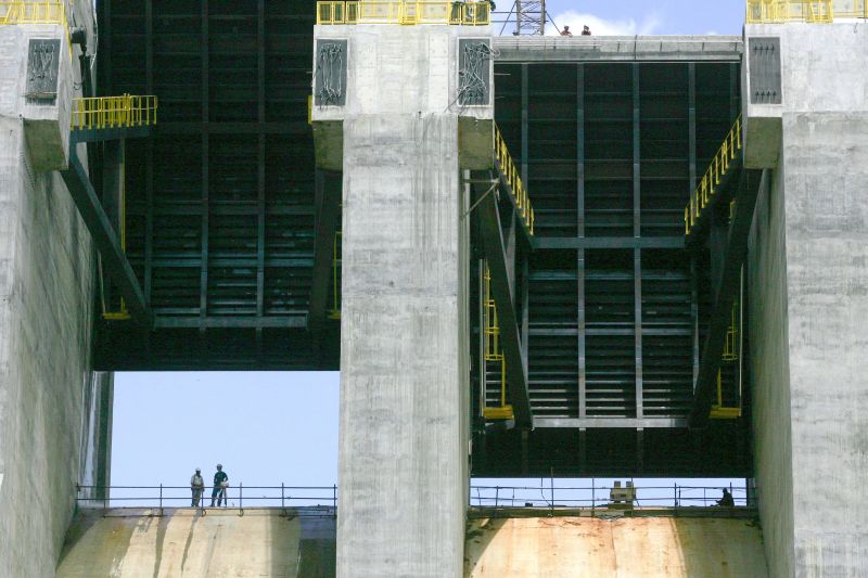 A usina deveria estar pronta desde janeiro de 2011, mas decisões judiciais atrasaram as obras | Josué Teixeira/Gazeta do Povo