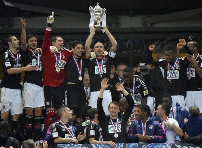 Brasileiro Cris, capitão do Lyon, levanta o troféu da Copa da França, conquistado sobre o Quevilly, da terceira divisão francesa | EFE