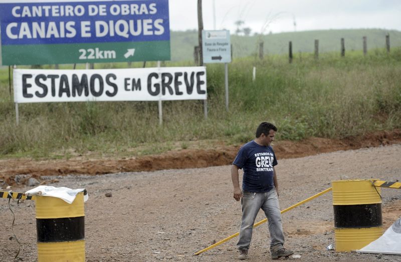 Trabalhadores bloqueiam a rodovia que dá acesso a Belo Monte | Lunae Parracho/Reuters