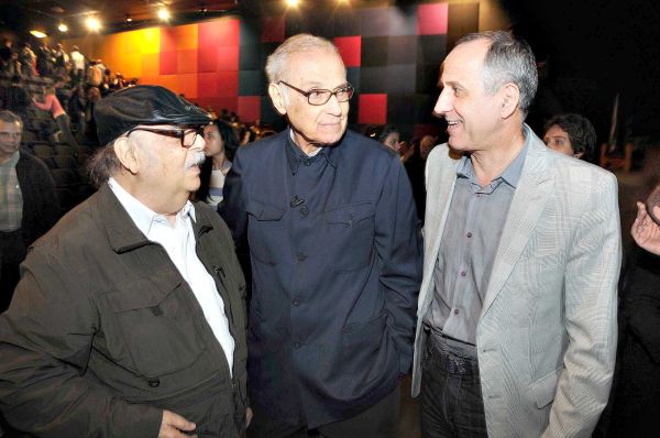 O renomado arquiteto João Filgueiras Lima, o Lelé (ao centro), lotou o Museu Oscar Niemeyer na noite de terça para a abertura da exposição A arquitetura de Lelé: fábrica e invenção, realizada pelo MON em parceria com o Museu da Casa Brasileira. O não menos renomado arquiteto Sérgio Rodrigues (à esq.), também estava presente, assim como o secretário da Cultura, Paulino Viapiana (à dir.) | Kraw Penas