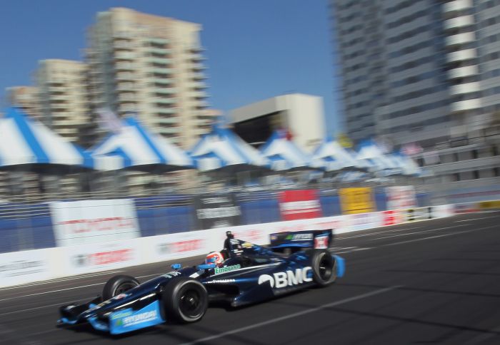 Barrichello teve seu carro tocado em todos os lados durante a prova de Long Beach | Jeff Gross / AFP