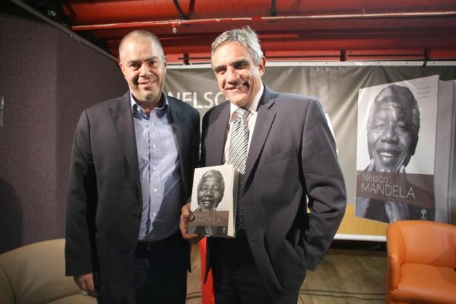 O editor curitibano Paulo Lago (à esq.) com o jornalista Paulo Markun, mediador do debate que marcou o lançamento de Nelson Mandela Longa Caminhada até a Liberdade, biografia do ex-presidente sul-africano, nesta semana, em São Paulo. A obra, da editora Nossa Cultura, de Curitiba, tem prefácio de Fernando Henrique Cardoso |