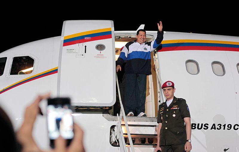 Hugo Chávez desembarca em Caracas após tratamento de câncer em Cuba | Palácio de Miraflores/Reuters