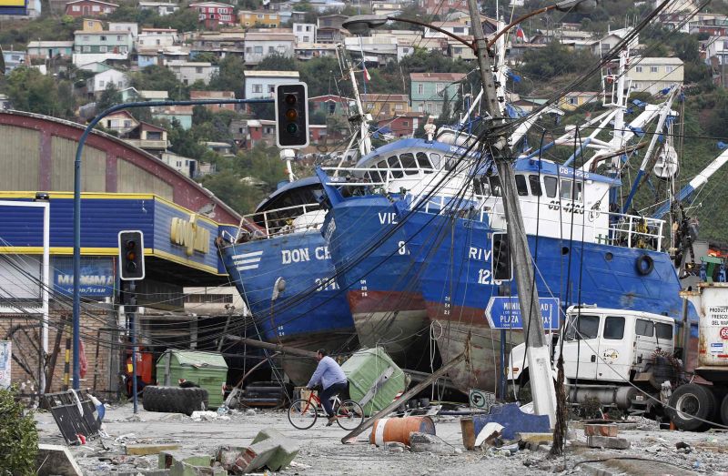 Barcos de pesca foram arrastados pelas ondas após terremoto que atingiu o Chile, em 2010: um dos maiores tremores registrados na história - 8,8 graus de magnitude | Mariana Bazo/Reuters