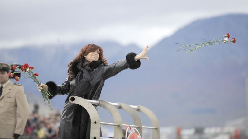 Cristina Kirchner arremessa flores na Bahia de Ushuaia, no sul do país, em ato que lembrou os 30 anos da guerra travada entre Argentina e Reino Unido pela posse das Ilhas Malvinas | Leo La Vall/Efe