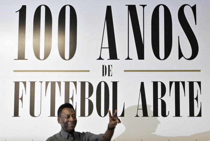 Pelé no lançamento do livro "100 Anos de Futebol Arte", na Vila Belmiro, que abriu as comemorações do centenário do Santos | Nacho Doce/Reuters