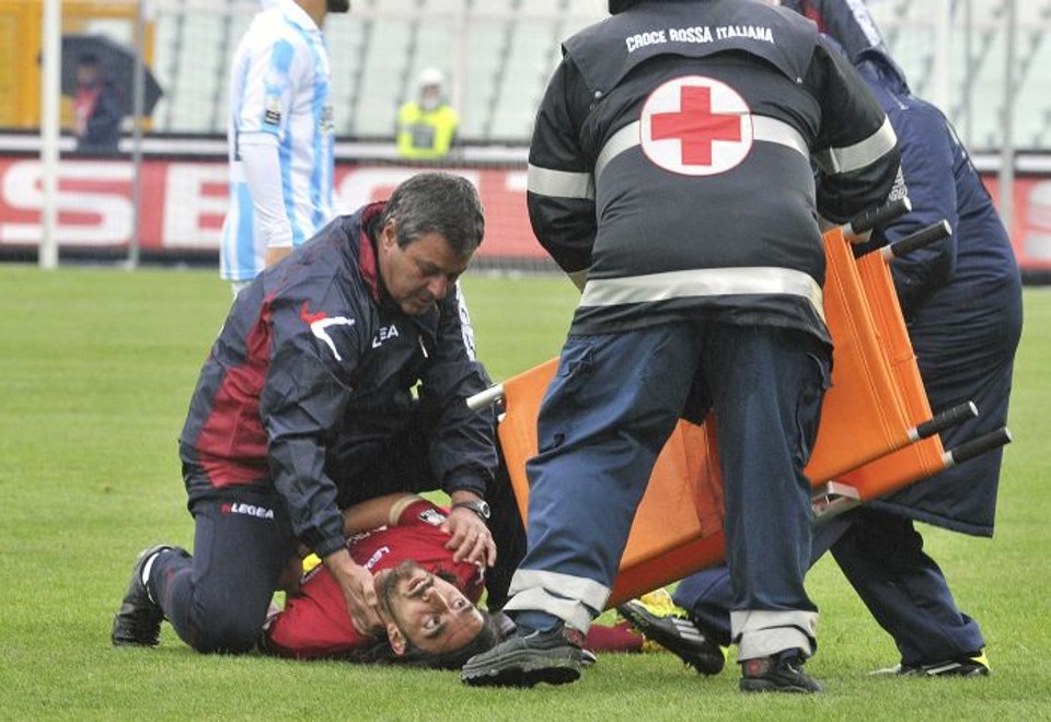 Autópsia no corpo de Morosini levou 6 horas e não identificou a causa da morte do jogador do Livorno | Fabio Urbini / Reuters