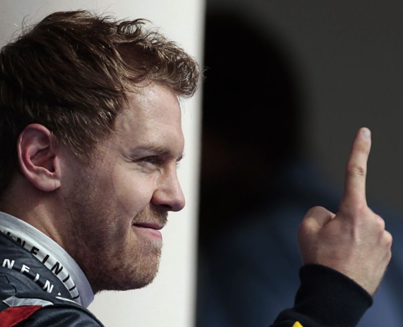 Com o dedo em riste, como fez muitas vezes na temporada passada, Sebastian Vettel comemora a pole no GP do Bahrein | Darren Whitesid/ Reuters