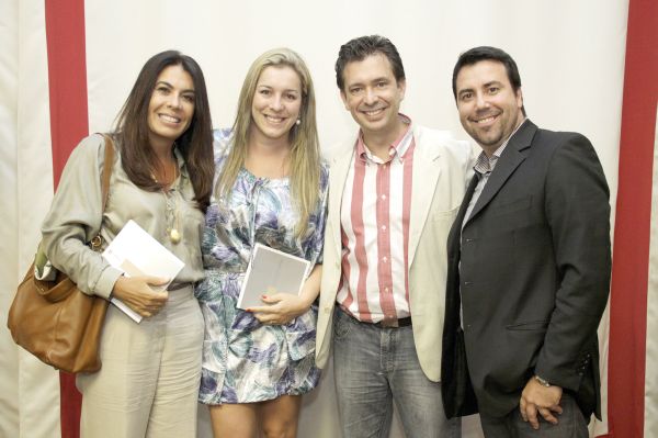 A empresária Márcia Almeida (à esq.) e o casal Mirielle Rosa e Ricardo Batista (ao centro) com o consultor de luxo Carlos Ferreirinha, após a palestra dele promovida pela Cyrela Paraná para seus funcionários e diretores. Batista é gerente de vendas regional da incorporadora e construtora | Lidia Sanae Ueta