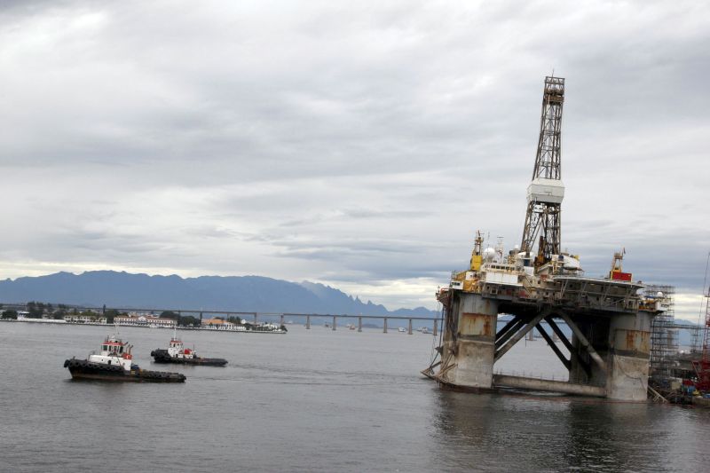 A inclinação resultou da entrada de água do mar em um dos quatro pilares da plataforma | Marcos Tristão / Agência Globo