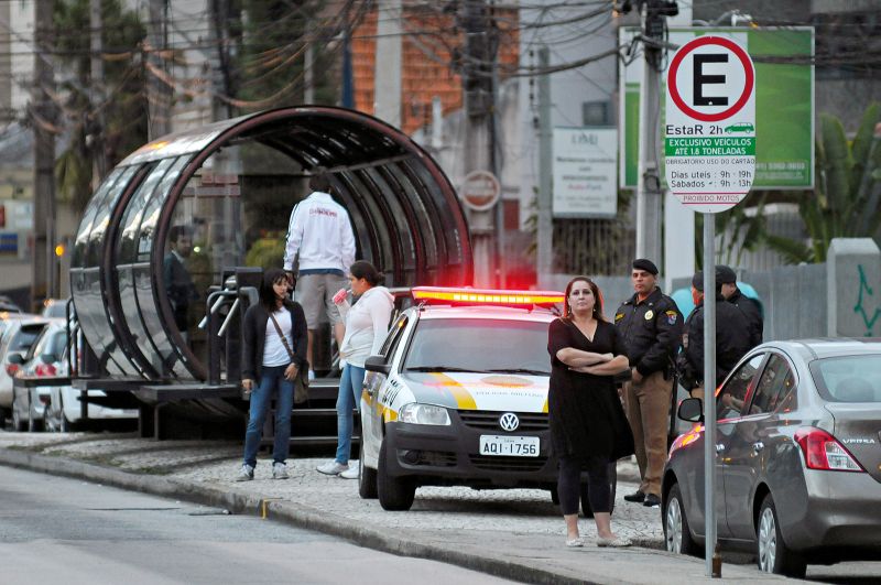 Carro da polícia militar ao lado de estação-tubo do transporte coletivo de Curitiba: não houve confirmação de tumultos | Daniel Caron/ Gazeta do Povo