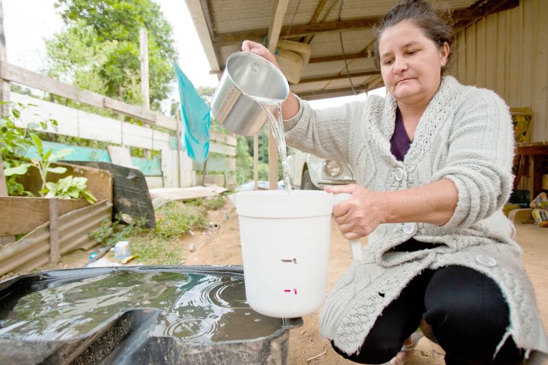 Leidimar Almeida usa água da chuva em casa: apenas 5,3% dos domicílios de Mandirituba têm rede de água e esgoto | Henry Mileo/ Gazeta do Povo