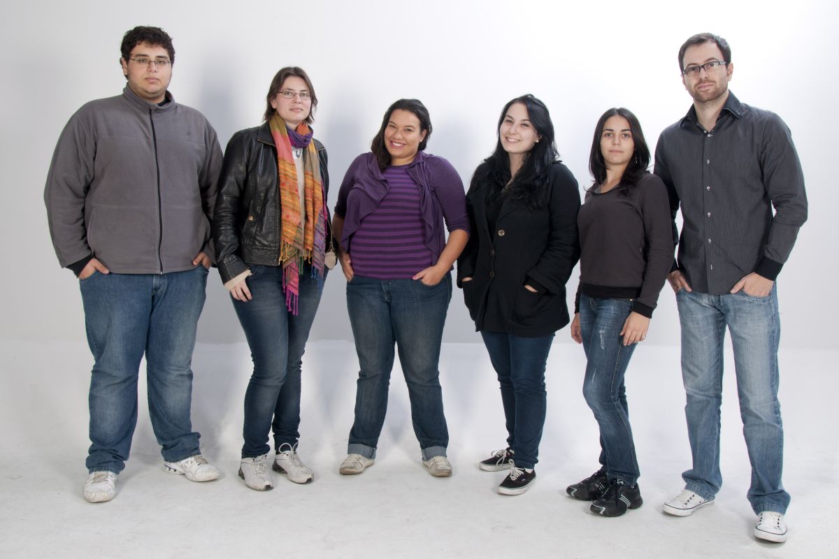 Professores e alunos do núcleo de Jornalismo Investigativo da UP: Matheus Klocker, Rosiane de Freitas, Amanda Bacilla, Pamela Castilho, Renata Martins e Julius Nunes | Fábio Muniz / UP