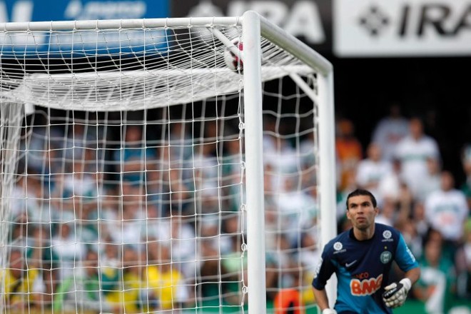 Imóvel, o goleiro Vanderlei apenas acompanha a falta cobrada por Paulo Baier estufar a rede coxa-branca |