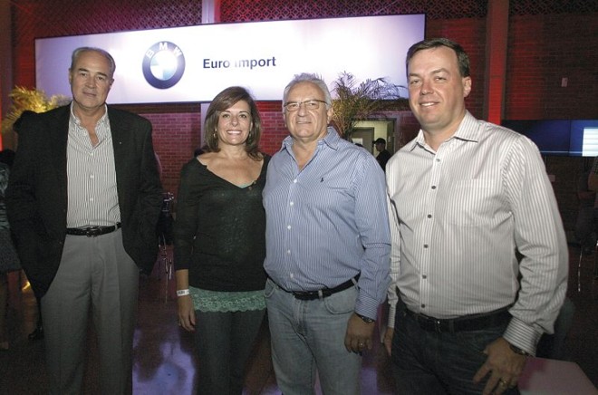 Pedro Prosdócimo (à esq.) e Rogério Domingos (à dir.), diretores da Euro Import, com o casal Lilian e Afonso Dotti, do Hangar Arrowjet, no coquetel de lançamento da nova geração do BMW Série 1. O evento movimentou o hangar no último dia 31 |