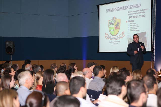 Professor Marins fala para sala cheia na Expomoney. | Ivonaldo Alexandre